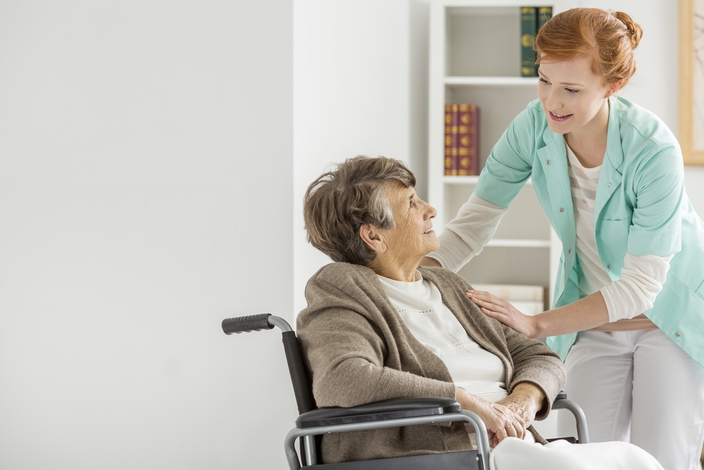 L'importance du rôle de l'auxiliaire de vie dans le maintien à domicile des personnes dépendantes