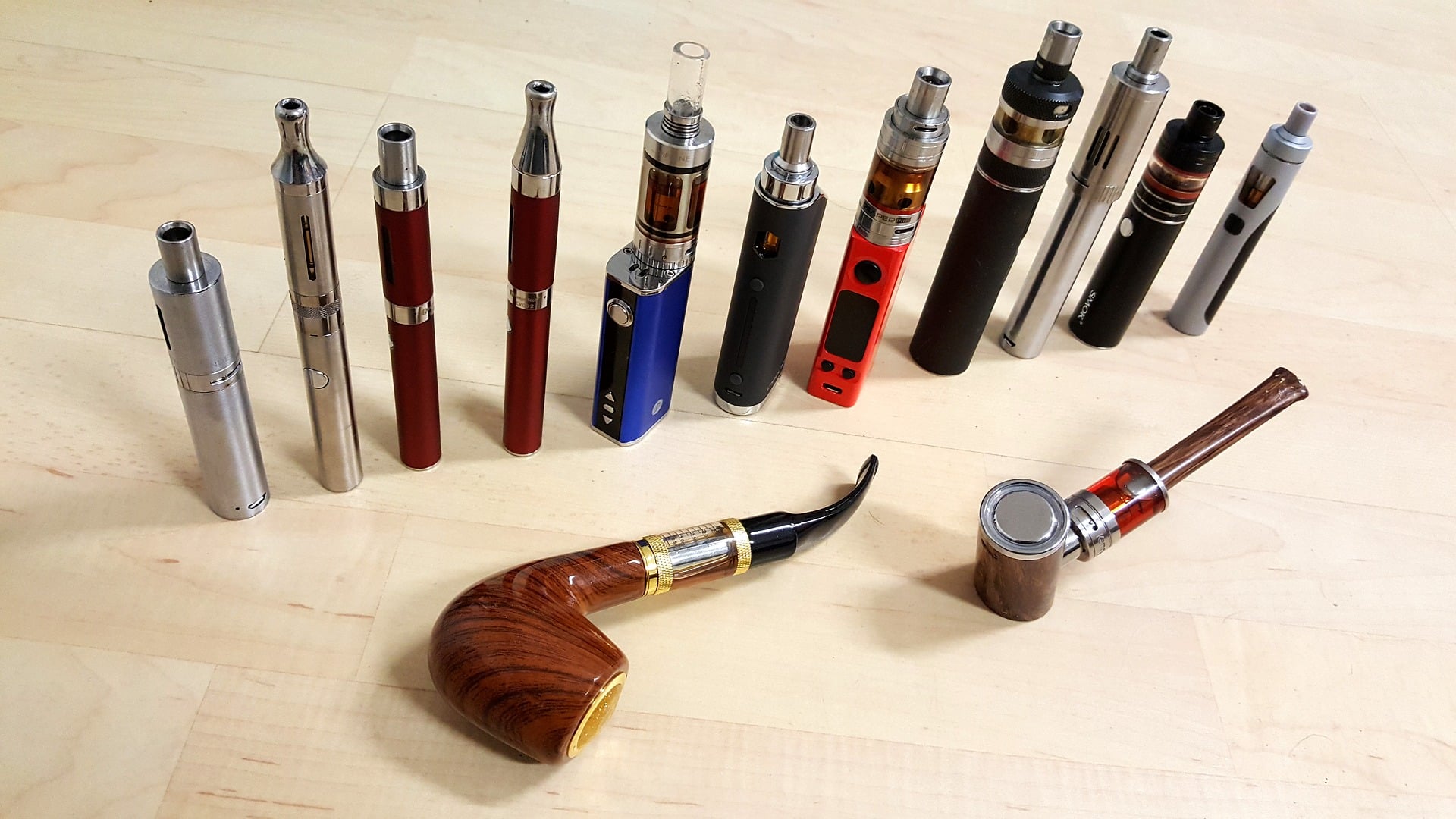 Collection d'e-cigarettes variées sur fond neutre