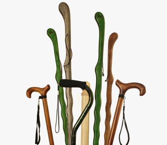 Problème d’équilibre et douleurs articulaires : l’importance d’utiliser une dragonne pour canne de marche