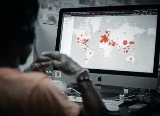 Soulager les troubles musculo-squelettiques avec des solutions efficaces person holding red flower petals